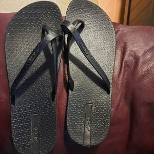 🙀2 for 20🙀 black wrap around toe flip flop